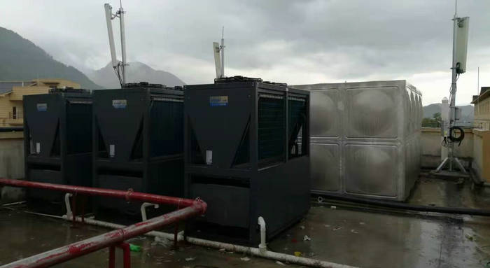貴州道真職業(yè)高中40噸熱水工程(智恩空氣能熱泵20匹機(jī)3臺(tái)+40噸保溫水箱)